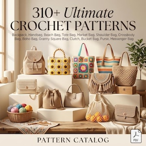 Puede incluir: Una exhibición de varios bolsos de ganchillo, incluyendo mochilas, bolsos de mano y carteras. Los bolsos son de diferentes estilos y colores, algunos con diseños florales y flecos. La imagen también incluye una cesta de hilo y el texto "310+ Ultimate Crochet Patterns".