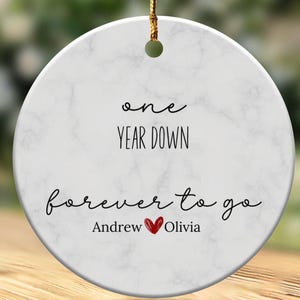 Gepersonaliseerde One Year Down Forever to Go-ornament, gepersonaliseerd jubileumcadeau, aangepaste bruiloftsaandenken, ornament eerste jaar koppel