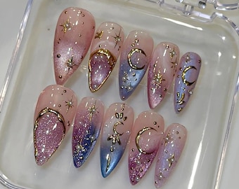 Uñas postizas con efecto degradado pastel celestial / Uñas postizas galaxia rosa y azul / Uñas postizas luna y estrella doradas / Uñas personalizadas almendradas estilo Fairycore