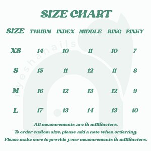 Peut inclure: Un tableau des tailles vert avec l'inscription "SIZE CHART". Il d&eacute;taille les tailles d'ongles en millim&egrave;tres pour chaque doigt, de XS &agrave; L. Des instructions sont incluses pour les tailles personnalis&eacute;es, en millim&egrave;tres.
