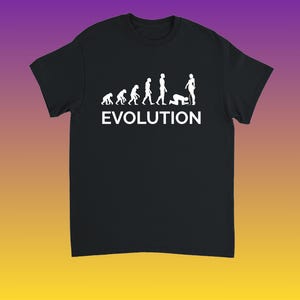 Könnte beinhalten: Schwarzes T-Shirt mit einer weißen Grafik, die die menschliche Evolution darstellt, von affenartigen Figuren bis zu einer knienden Person. Das Wort "EVOLUTION" ist darunter in Weiß gedruckt. Das T-Shirt hat einen Rundhalsausschnitt.