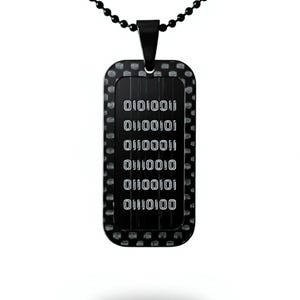 Peut inclure: Collier pendentif avec plaque d'identité noire et chaîne à billes. Le pendentif rectangulaire présente un motif en fibre de carbone et un code binaire. Un accessoire élégant.
