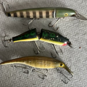 3 Vintage Fishing Lures Creek Chub 7 L, Cisco Kid 9 L and Swim