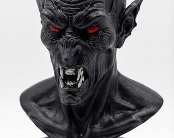 Busto de Vampiro Sombrio – Estátua Gótica de Resina Pintada à Mão – Item de Colecionador de Terror e Fantasia – Decoração Vampírica – Presente Exclusivo