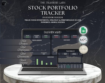 Op de afbeelding: Een laptop en tablet tonen een aandelenportefeuille dashboard met grafieken en gegevens. De tekst luidt "Stock Portfolio Tracker" en "Track your investments, strategy & performance in one powerful simple system."