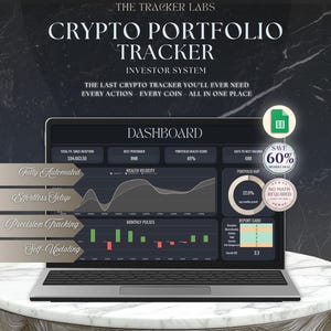 Op de afbeelding: Een laptop met een dashboard voor het bijhouden van een cryptoportefeuille met grafieken en datagegevens. De tekst bevat THE TRACKER LABS, CRYPTO PORTFOLIO TRACKER, INVESTOR SYSTEM, THE LAST CRYPTO TRACKER YOU'LL EVER NEED, EVERY ACTION - EVERY COIN - ALL IN ONE PLACE.