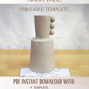 Puede incluir: Una plantilla imprimible de jarrón Nara beige que presenta un jarrón cilíndrico alto con tres acentos esféricos apilados en el lateral. La imagen incluye el texto NARA VASE, PRINTABLE TEMPLATE y PDF INSTANT DOWNLOAD WITH: TEMPLATE. STEP BY STEP INSTRUCTIONS.