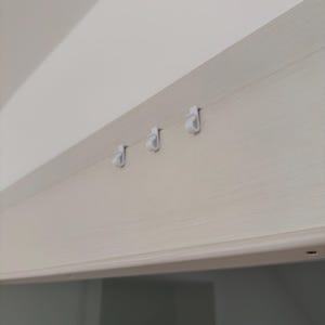 Puede incluir: Un juego de tres tazas de cerámica con un acabado mate moteado. Las tazas son de color crema, gris claro y gris oscuro. Cada taza tiene un diseño simple y moderno y un asa redondeada.