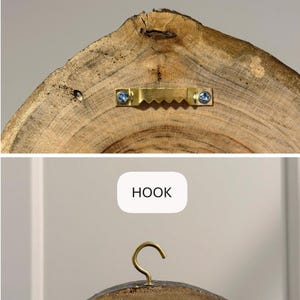K&ouml;nnte beinhalten: Nahaufnahme eines Holzst&uuml;cks mit S&auml;gezahnbefestigung und Haken zum Aufh&auml;ngen. Das Holz hat eine nat&uuml;rliche Maserung und Textur. Die S&auml;gezahnbefestigung ist aus goldfarbenem Metall und mit blauen Schrauben befestigt.