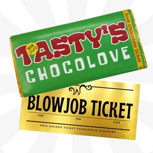 Może przedstawiać: Zielony papierek po czekoladzie z napisem "TASTY'S CHOCOLOVE" w kolorze czerwonym i białym. Poniżej złoty kupon z napisem "BLOWJOB TICKET". Na kuponie znajdują się pola na datę, godzinę i miejsce.