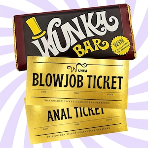 Op de afbeelding: Een Wonka Bar chocoladereep met een gouden folieverpakking en een zwart-wit logo. Daaronder twee gouden tickets met de tekst "BLOWJOB TICKET" en "ANAL TICKET". De tickets hebben velden voor datum, tijd en plaats.