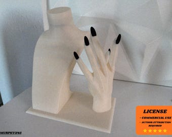Op de afbeelding: Een crèmekleurige sieradendisplay met een buste en een hand met zwarte vingernagels. De buste heeft een afgeronde nek- en schoudervorm. De hand is geposeerd met uitgestrekte vingers. De display staat op een rechthoekige basis.
