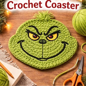 Peut inclure: Un dessous de verre vert au crochet en forme de visage du Grinch, avec des détails brodés noirs et des yeux jaunes. Le texte "Grinch Crochet Coaster" est au-dessus du dessous de verre. Les mots "PDF PATTERN" sont dans une bannière en dessous.
