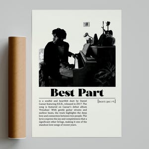 Könnte beinhalten: Ein schwarz-weißes Musikposter mit dem Titel Best Part, das ein Foto einer Person am Klavier zeigt. Der Text unter dem Bild beschreibt das Lied von Daniel Caesar und H.E.R. mit phonetischer Schreibweise und einem informativen Textblock.