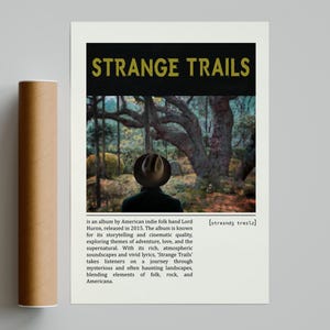 Può includere: Un poster rettangolare con la scritta STRANGE TRAILS in giallo su sfondo nero sopra l'immagine di una persona con un cappello di fronte a un bosco. Sotto l'immagine, un testo descrive l'album del 2015 di Lord Huron, con la trascrizione [streɪndʒ treɪlz].