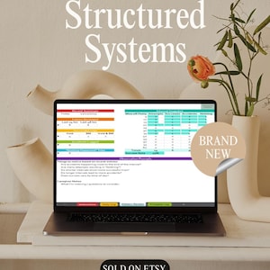 Puede incluir: Un ordenador portátil que muestra una hoja de cálculo con análisis de datos, gráficos y tablas. La pantalla muestra una tabla codificada por colores con columnas y filas. El portátil está sobre una superficie blanca, con jarrones decorativos y una flor en el fondo. El texto "Structured Systems" está arriba.