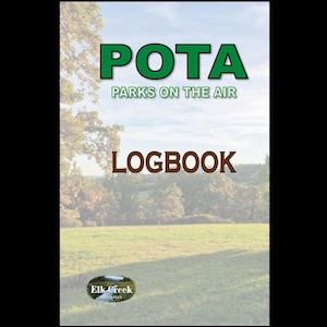 Op de afbeelding: Een logboek met de tekst "POTA PARKS ON THE AIR LOGBOOK" in groen en bruin. De achtergrond toont een grasveld en bomen onder een blauwe lucht. Het Elk Creek-logo staat onderaan.
