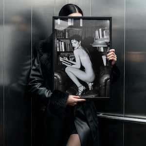 Mroczna, kobieca sztuka ścienna, czarno-biały wydruk fotograficzny, wystrój w stylu Moody Library zdjęcie 8