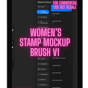 以下が含まれることがあります： デジタルタブレットには、「WOMEN'S STAMP MOCKUP BRUSH V1」というテキストが表示されたデザインインターフェースが表示されています。画面にはさまざまなブラシカテゴリと「FOR COMMERCIAL USE NOT RESALE」というテキストが表示されています。インターフェースには15個のブラシが含まれています。