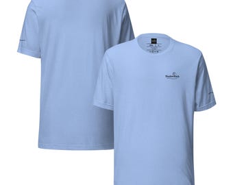 Camiseta con detalle de costura del logo ShadowStitch, camiseta minimalista de estilo urbano, top con costura trasera distintiva.