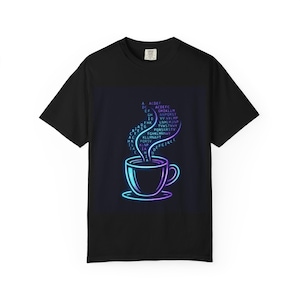 Op de afbeelding: Zwart T-shirt met een neon-stijl koffiekopje ontwerp. Stoom stijgt op uit de beker, gevormd door letters en symbolen. De beker en schotel zijn omlijnd in blauw en paars. Het T-shirt heeft een klassieke ronde hals.
