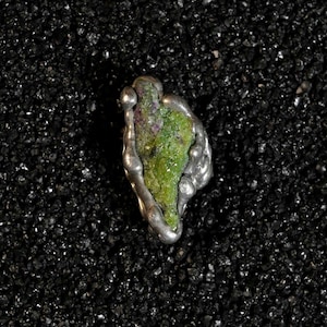 Anillo de rubí zoisita en bruto, anillo de plata ajustable hecho a mano, anillo de piedra preciosa orgánica, joyería mística, anillo de cristal en bruto, anillo llamativo artesanal