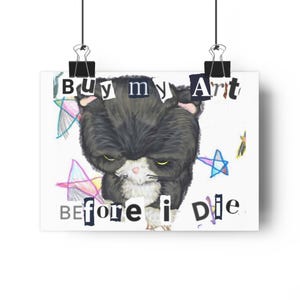 Puede incluir: Un póster blanco con una ilustración de un gato en blanco y negro con una expresión enfadada. El texto "Buy my Art Before I Die" se muestra en un estilo de nota de rescate. El fondo incluye estrellas y formas abstractas coloridas.