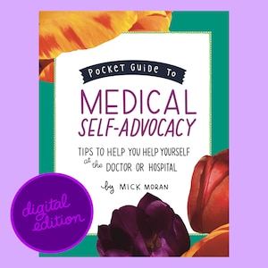 Op de afbeelding: Een boekomslag met een bloemmotief met oranje, rode en paarse tulpen. De titel is "Pocket Guide To Medical Self-Advocacy" met de ondertitel "Tips om jezelf te helpen bij de dokter of in het ziekenhuis" door Mick Moran. Het boek is verkrijgbaar als digitale editie.