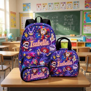 Puede incluir: Un conjunto de mochila, bolsa de almuerzo y estuche de color morado con un estampado de personajes de dibujos animados y el nombre Isabella en letras amarillas. Los artículos están decorados con figuras, estrellas y formas sobre un fondo morado.