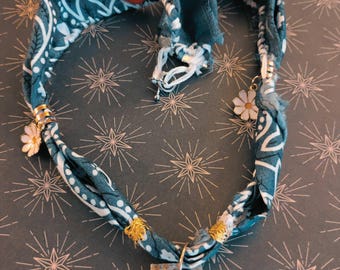 Personalizowane, ręcznie robione naszyjniki z tkaniny