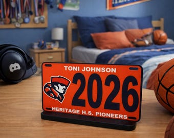 Class of 2026 High School Mini-Nummernschild - Personalisierter Name - Magnet & Ständer - Geschenk zum Abschluss