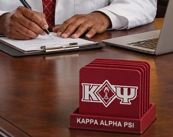 Kappa Alpha Psi inspiriert 1911 Untersetzer-Set mit Halter | Rot & Weiß griechisches Dekor |