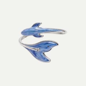 Può includere: Un anello aperto color argento con due estremità a forma di delfino. I delfini sono rifiniti con un rivestimento in smalto blu marmorizzato, che crea una superficie liscia e lucida. La fascia in metallo è lucidata e si curva sui delfini.