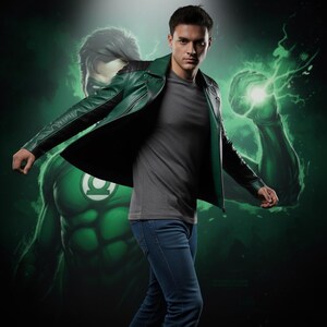 Könnte beinhalten: Eine grüne und schwarze Lederjacke mit Stehkragen. Die Jacke wird über einem grauen T-Shirt und einer blauen Jeans getragen. Eine Green Lantern-Grafik befindet sich im Hintergrund. Die Jacke hat einen Reißverschluss und schwarze Akzente.