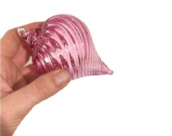 Rosa glasprydnad med droppar