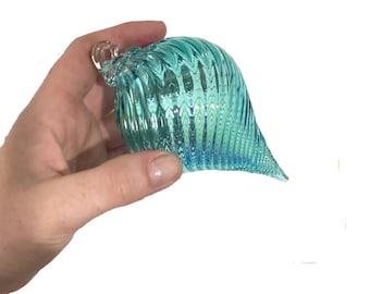 Blågrönt glas droppformad ornament