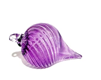 Lila droppformade ornament