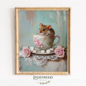 Może przedstawiać: Oprawiony wydruk przedstawiający uroczą ilustrację myszy w kwiatowym filiżance do herbaty. Filiżanka stoi na spodku z kostkami cukru, otoczona różowymi różami i koronkowym obrusem. Tło ma miękką, teksturowaną paletę kolorów w odcieniach turkusu i beżu.