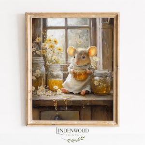 Może przedstawiać: Oprawiony wydruk przedstawiający uroczą mysz w białej sukience trzymającą słoik miodu. Mysz siedzi na drewnianej półce ze szklanymi słoikami miodu i żółtymi kwiatami. Grafika ma estetykę vintage.