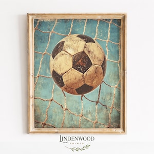 Balón de fútbol rústico texturizado en la portería - Arte deportivo vintage, decoración de pared digital, impresión retro con pátina oscura, detalles de la red de la portería, imprimible 479