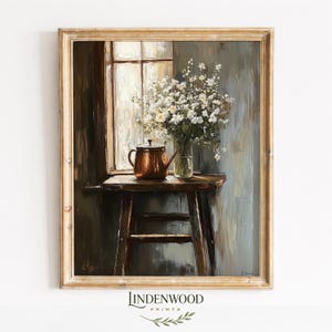Può includere: Stampa artistica incorniciata con una natura morta. Una teiera di rame e un vaso di fiori bianchi sono su uno sgabello di legno vicino a una finestra. L'opera d'arte ha un'estetica vintage e il testo "Lindenwood Prints".