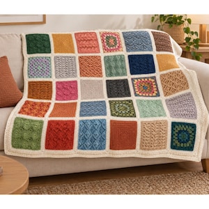 Può includere: Una coperta all'uncinetto fatta a mano caratterizzata da una griglia di toppe quadrate multicolori con varie texture e motivi, inclusi design a tinta unita, floreali e geometrici, uniti da un bordo in filato color crema.