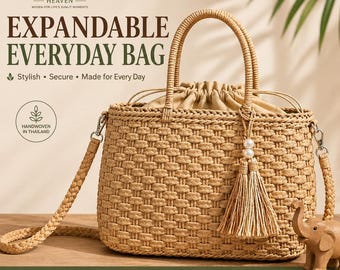 Pode incluir: Bolsa diária expansível tecida, com fecho de cordão, alça removível e bolso interno. A bolsa é bege e apresenta um padrão tecido. Possui um detalhe de borla e pérolas.