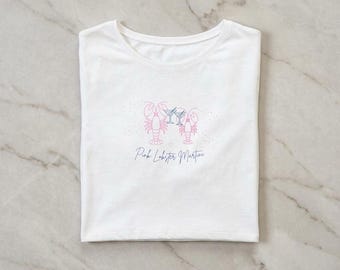 Top corto rosa con estampado de langosta y martini / Camiseta con estampado costero / Camiseta corta veraniega adorable / Top para vacaciones en la playa / Camiseta corta suave para mujer