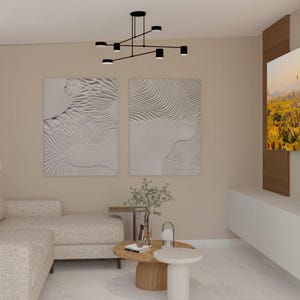 Puede incluir: Un salón moderno con un sofá seccional beige, dos obras de arte abstractas y una mesa auxiliar de madera. Una lámpara de araña negra cuelga del techo. Un televisor está montado en un panel de madera y una estantería de madera está a la derecha.