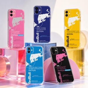 Peut inclure: Cinq coques de smartphone transparentes arborant la marque de boisson énergisante Red Bull. Les designs présentent des fonds rose, bleu foncé, jaune, bleu clair et noir avec des graphismes de taureau blancs et des étiquettes comme The Pink Edition, The Blue Edition, The Tropical Edition, The Seablue Edition et The Pink Edition Sugarfree.