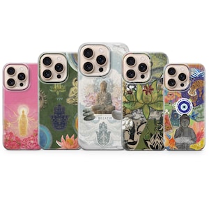 Puede incluir: Cinco fundas para teléfono con diseños variados, incluyendo una estatua de Buda, flores de loto y símbolos espirituales. Los colores incluyen rosa, verde y blanco.