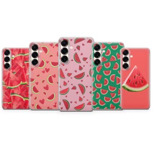 Könnte beinhalten: Fünf Handyhüllen mit Wassermelonen-Designs. Die Hüllen zeigen Muster von Wassermelonenscheiben, ganzen Wassermelonen und Herzen in Rot, Rosa und Grün. Die Hüllen sind für ein Mobiltelefon.