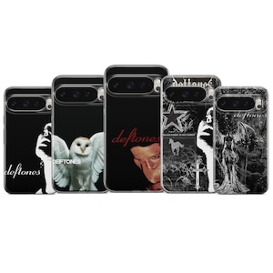 Peut inclure: Cinq coques de téléphone noires avec différents motifs. Les coques présentent des images d'un hibou, d'un visage et d'autres graphiques. Le mot "Deftones" est écrit sur certaines des coques dans une police stylisée.