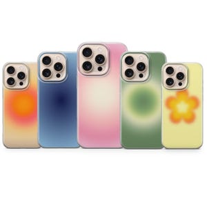 Puede incluir: Cinco fundas de teléfono coloridas con diseños degradados. Las fundas presentan una variedad de colores, incluyendo amarillo, azul, rosa y verde. Cada funda tiene un borde transparente y un recorte para la cámara.